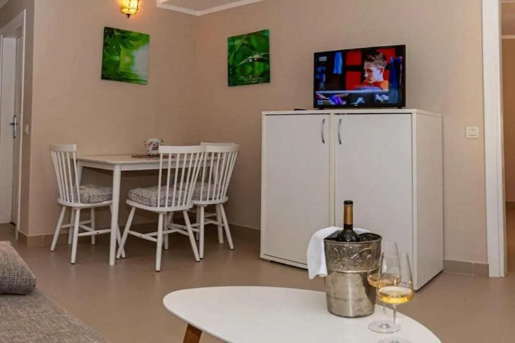 Atemberaubendes Apartment Direkt An Der Blauen, Kristallklaren Adria In Rovinj