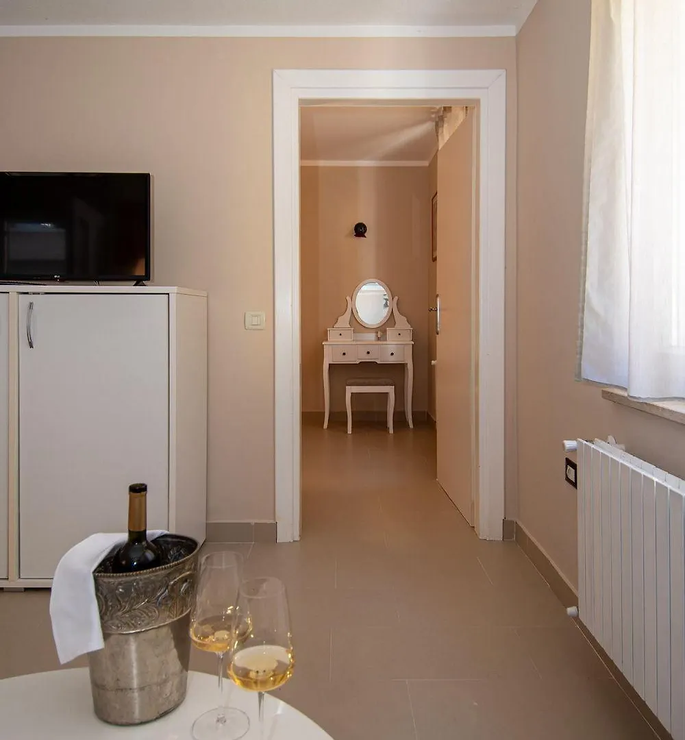 Atemberaubendes Apartment Direkt An Der Blauen, Kristallklaren Adria In Rovinj